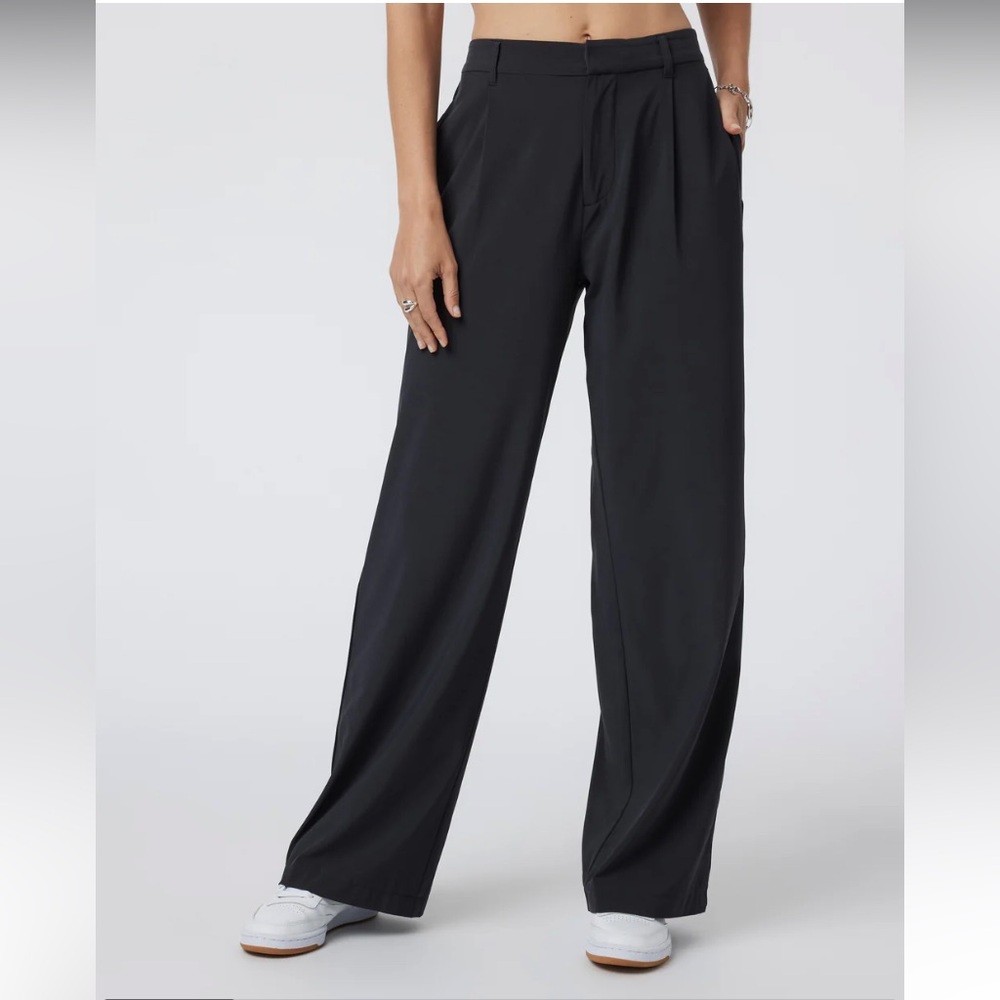Vuori Villa Pants in black, size M short